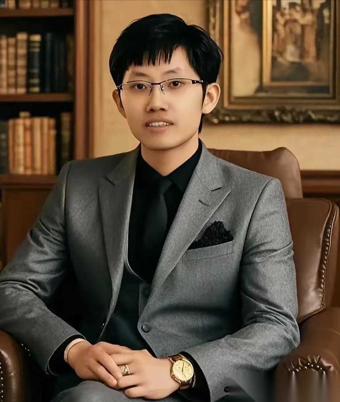 最近全网都在喊“抓住梁文锋”，散户们的愤怒已经压不住了！原来股市早就不是人跟人的