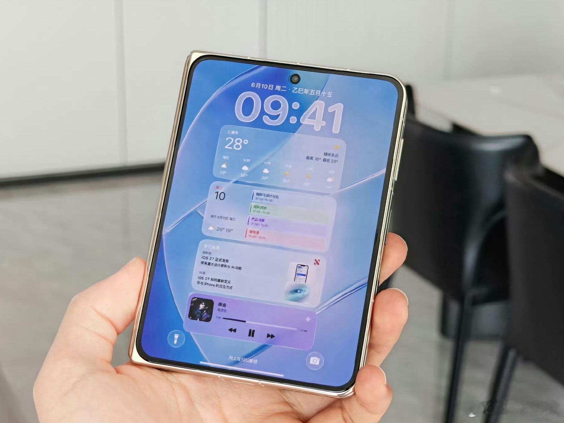 iPhone折叠屏上手iPhone折叠屏的模型曝光过很多次了，现在爆出来价格一定