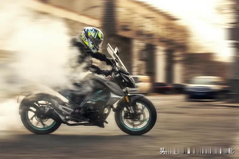 摩托车多久更换空气滤芯？
摩托车空气滤芯的更换周期因车型和使用环境而异。以下是一