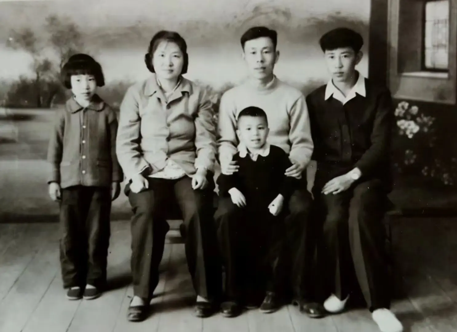 一九六五年和爸爸妈妈叔叔姐姐合影。一晃60年过去了。