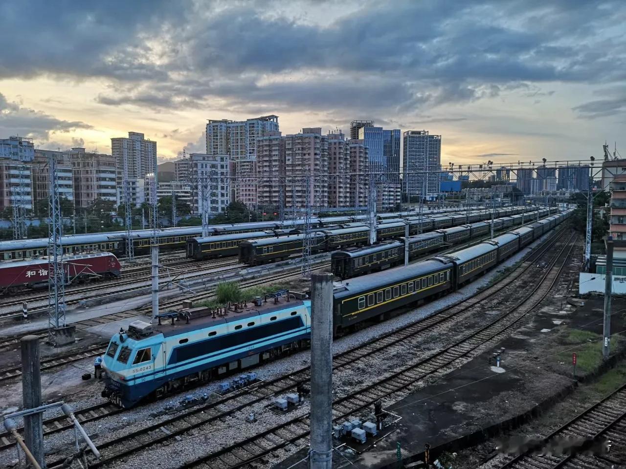 我是1999年参加高考的，如今已经过去整整25年了，回想起来当年的考试场景，仍然