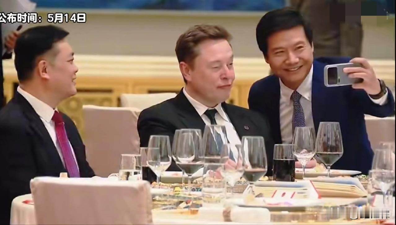老特来我国了，老马也来我国了，看看老马这家伙是多么的受欢迎？

这脸色红润的，明