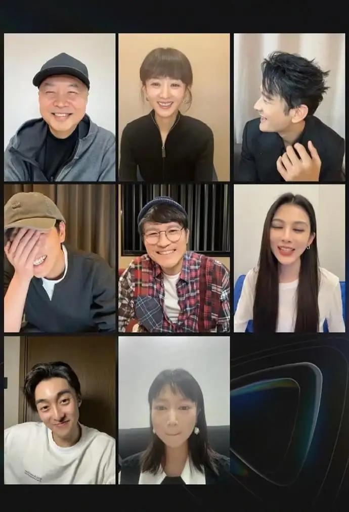 黄晓明妈妈直播狂赞赵丽颖“这闺女像我年轻时候”！赵丽颖害羞躲出镜头引爆全网，背后