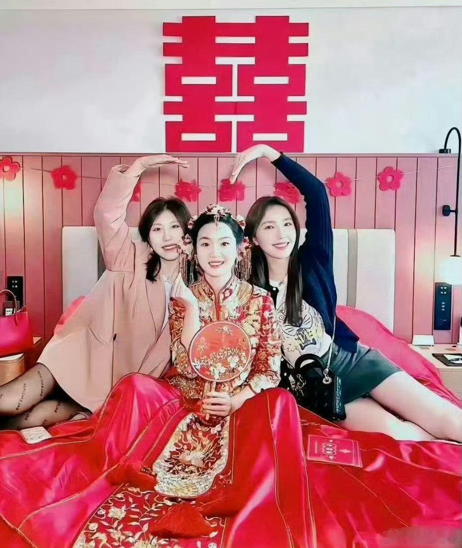 黑衣服伴娘，有点喧宾夺主吧？ 
