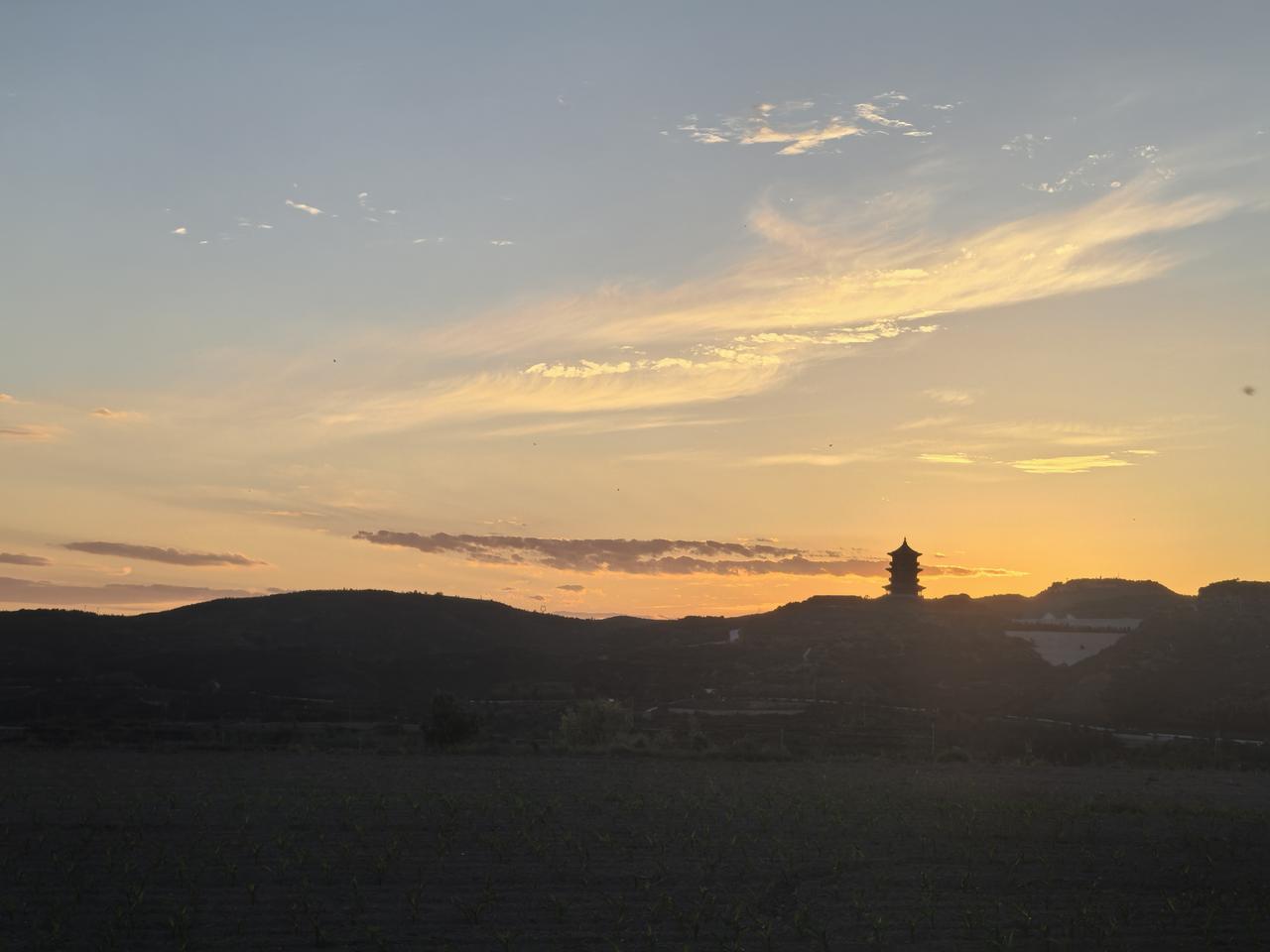 夕阳西下，古塔映照，宁静祥和。