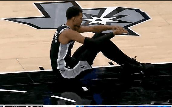 揪心！马刺核心文班亚马比赛中腿部受伤离场 31+13高效表现戛然而止 待进一步检