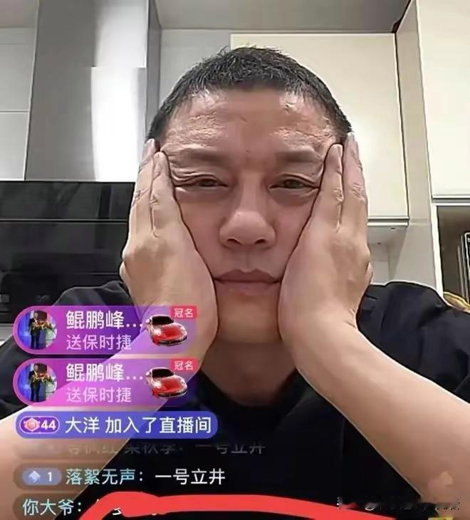李亚鹏对王菲的歌一无所知，甚至不如一个普通的粉丝。当年李亚鹏拉着王菲四处参加活动