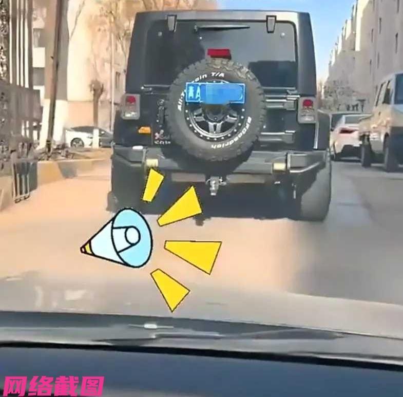 青海西宁某位司机开车进到小区后，感觉前面的车开得实在太慢，不由打了几声车喇叭，前