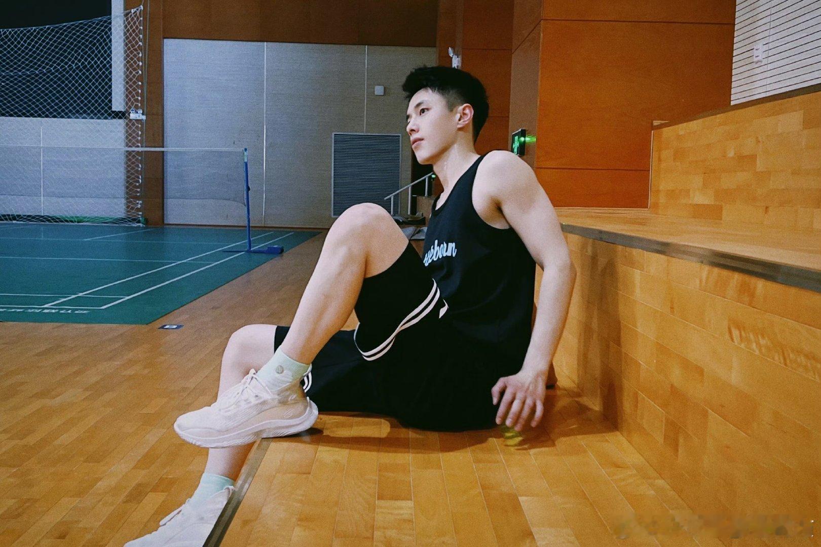 #何与白皮体育生#是谁被何与帅到了，看得出来他的状态也太好了吧，白皮体育生谁能不