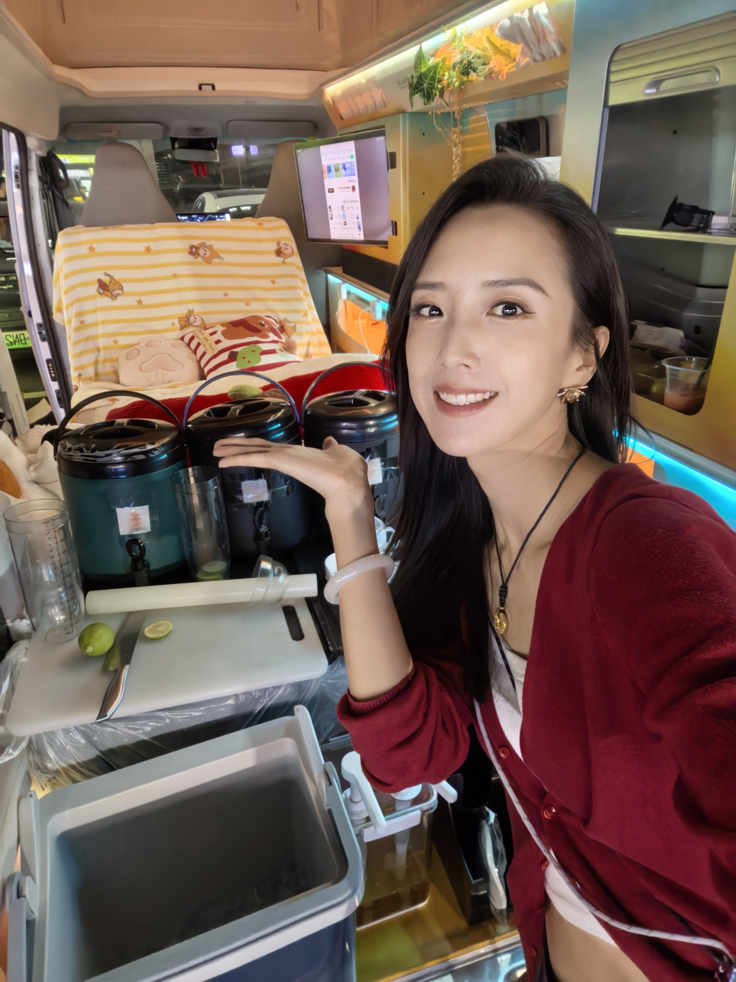 出摊了出摊了，准备了一筐礼物给粉丝宝宝[耶]  ​​​