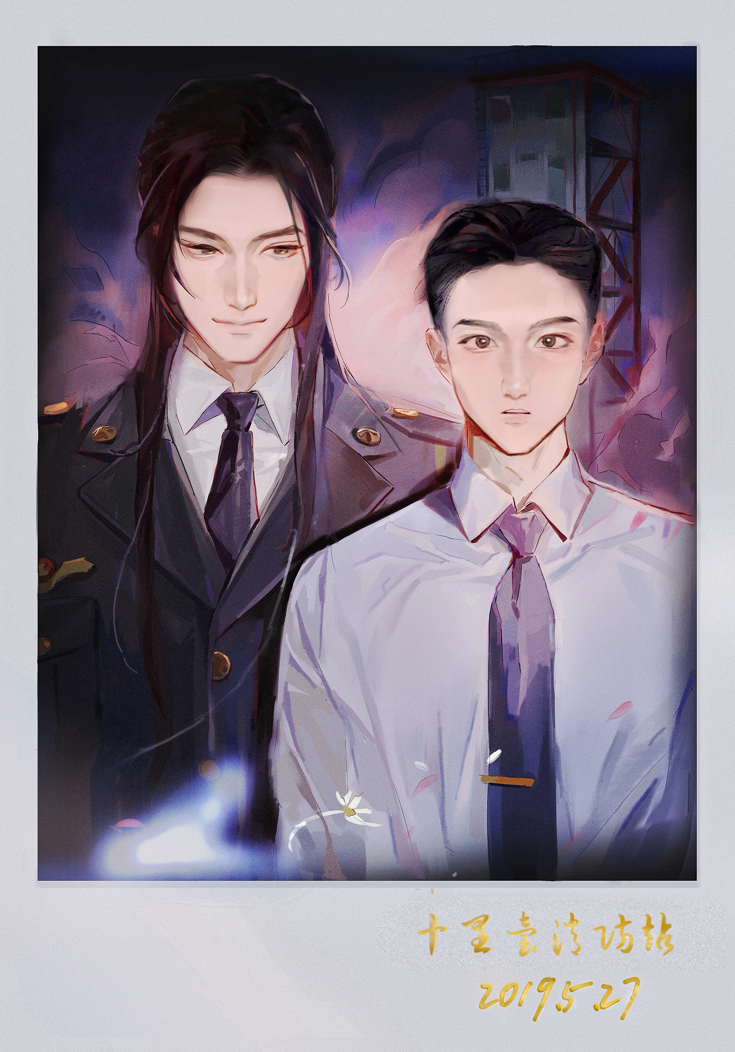 立莉  一日消防站长的活动上，韩立也穿上了消防干部制服，在摄影师按下快门的瞬间，