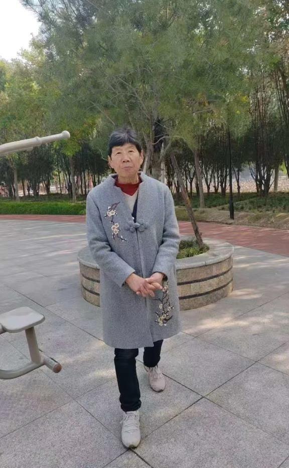 别划走了老人她回家吧
声明一下是帮忙转发的
66岁女性老人，身穿蓝色羽绒服，于9