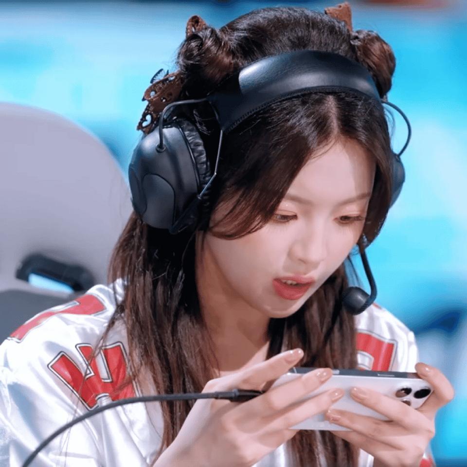杨超越真够可爱的🎮杨超越张含韵现场背时代少年团名字 ​​​
