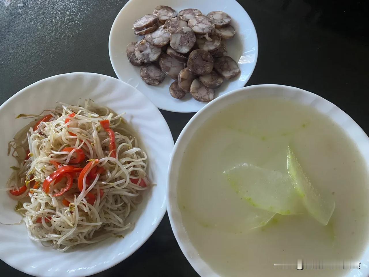 一顿简单的，不能再简单的饭。
猪脚汤炖冬瓜+红椒炒豆芽+蒸香肠，再煮一碗红豆年糕