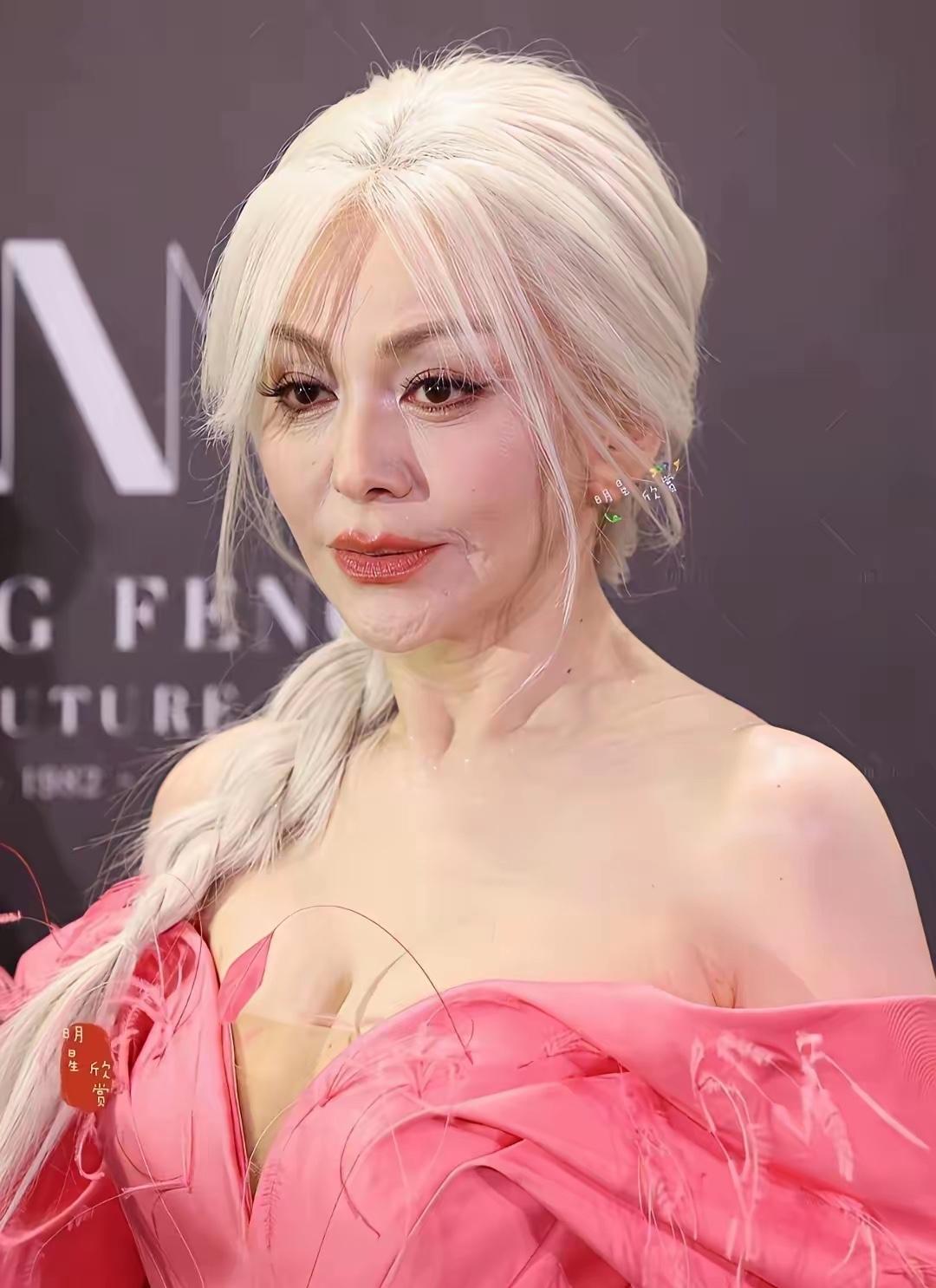 王琳这下真成“雪”姨了。
一头亮眼的银白色编发，搭配明艳玫粉色露肩礼服，造型大胆