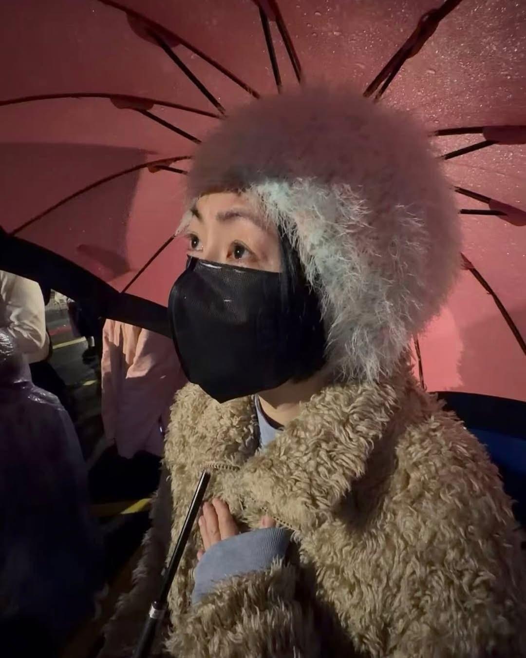 第一个没有大S的跨年...小S带妈妈一起去101看烟火「每一年的烟火，妳都会跟我