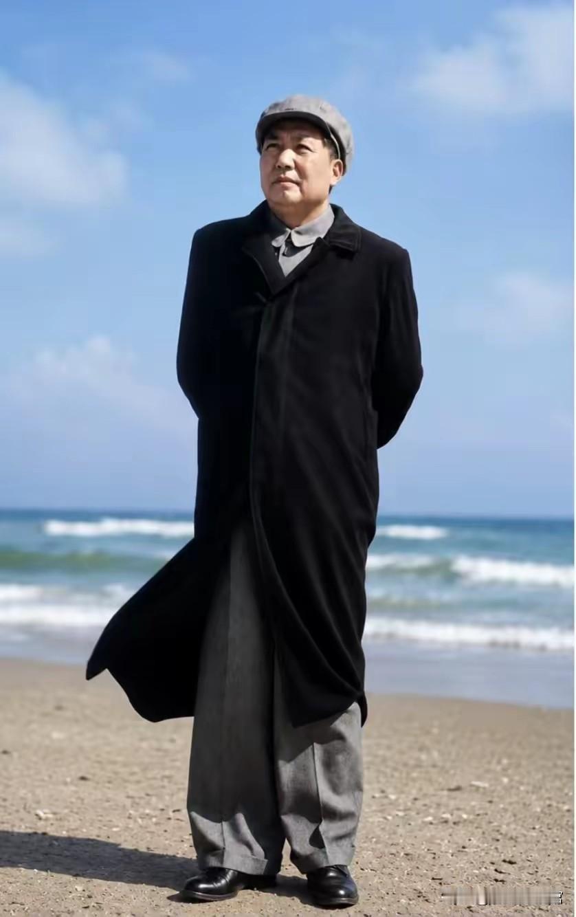 碧海翻涛接远天，长衣立岸意拳拳。
一身风骨凝家国，万里沧波入远瞻。
胸纳山河千秋