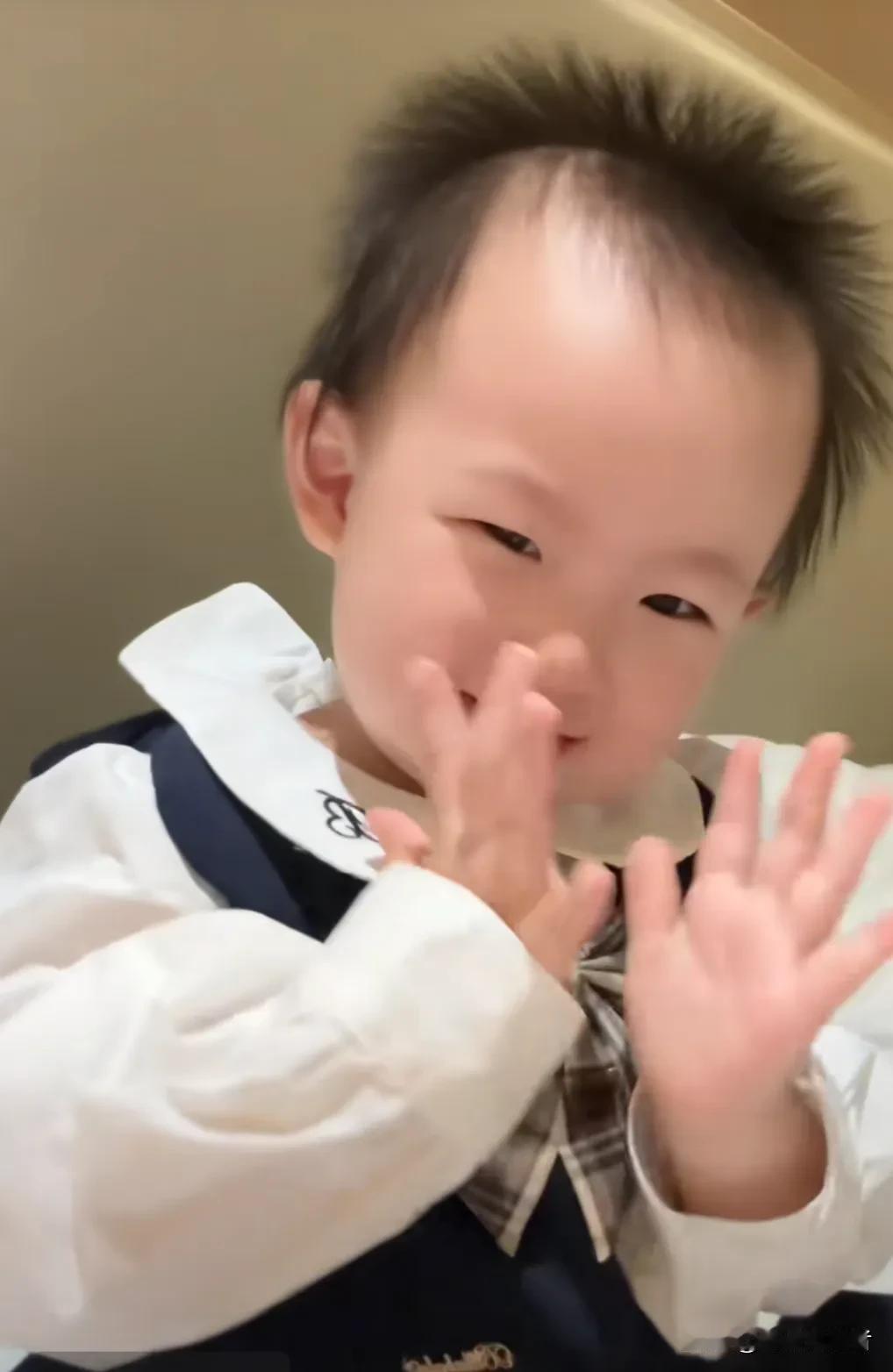今天傍晚，黄一鸣更新了闪闪的视频。在视频中，黄一鸣妈妈对闪闪说：“我们来给大家恭
