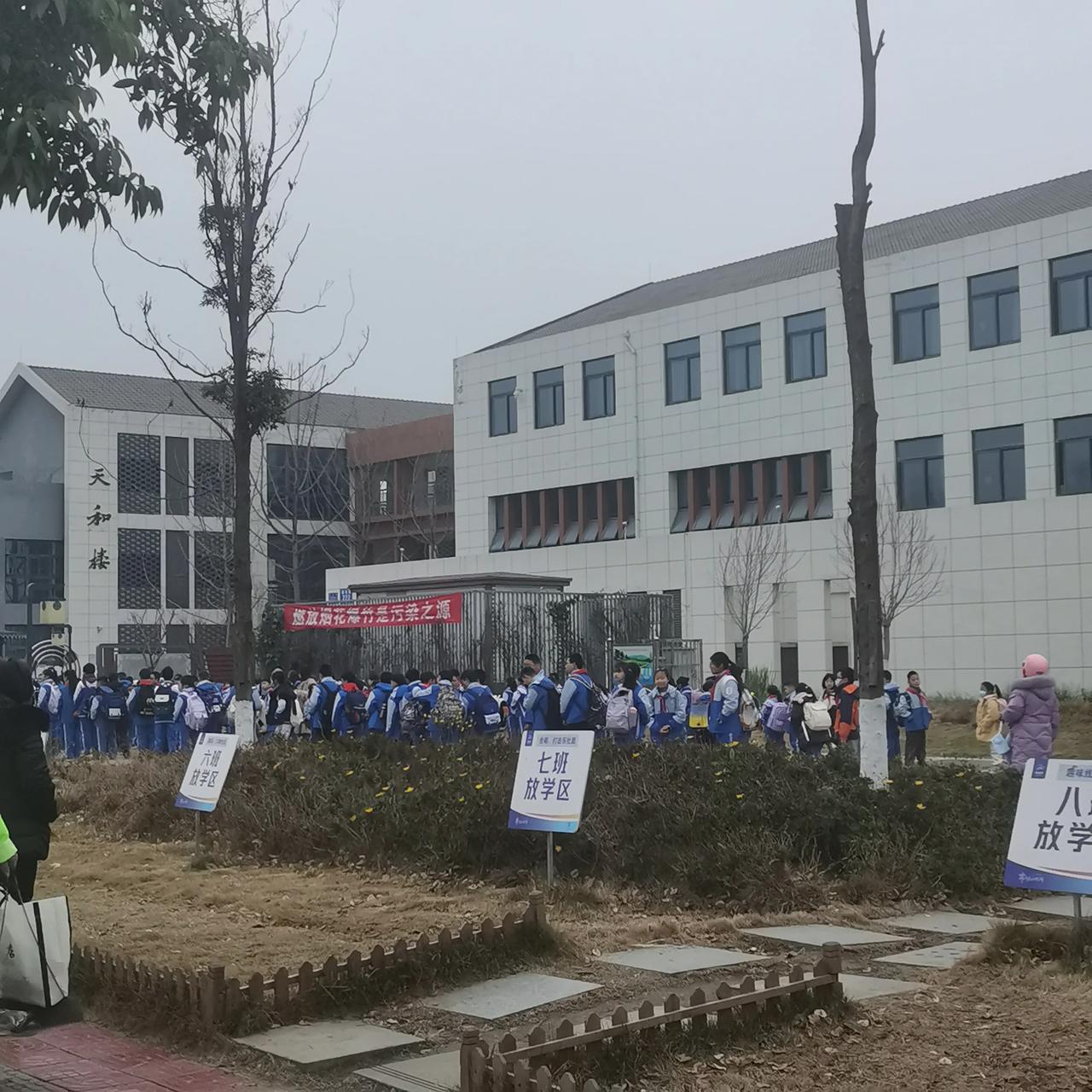 这放学区域不愧是成都设计，天府之都的温馨草坪！

看看孩子多幸福，学校就给预留家