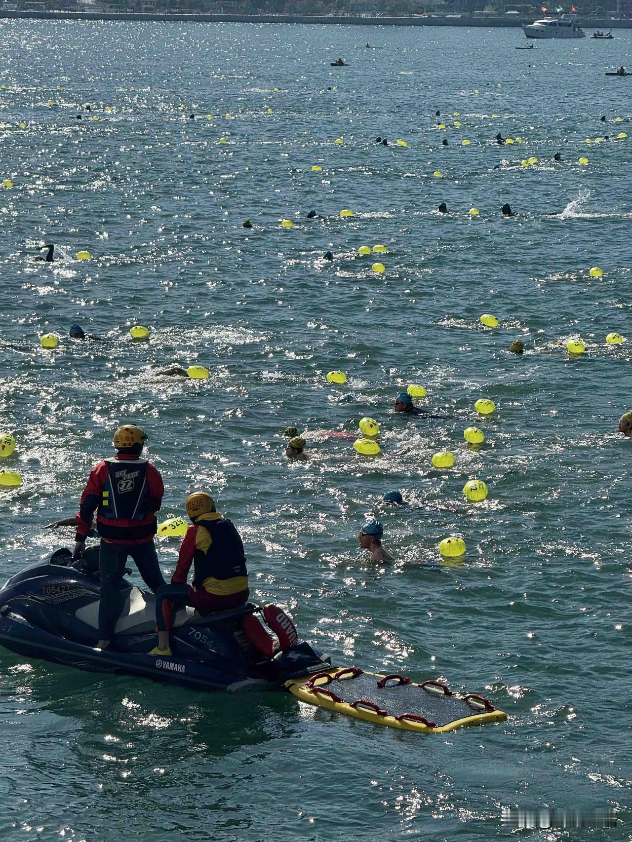 偶遇香港维港泳，热闹到离谱！

谁懂啊！来香港玩居然撞上一年一度的维港泳，也太幸
