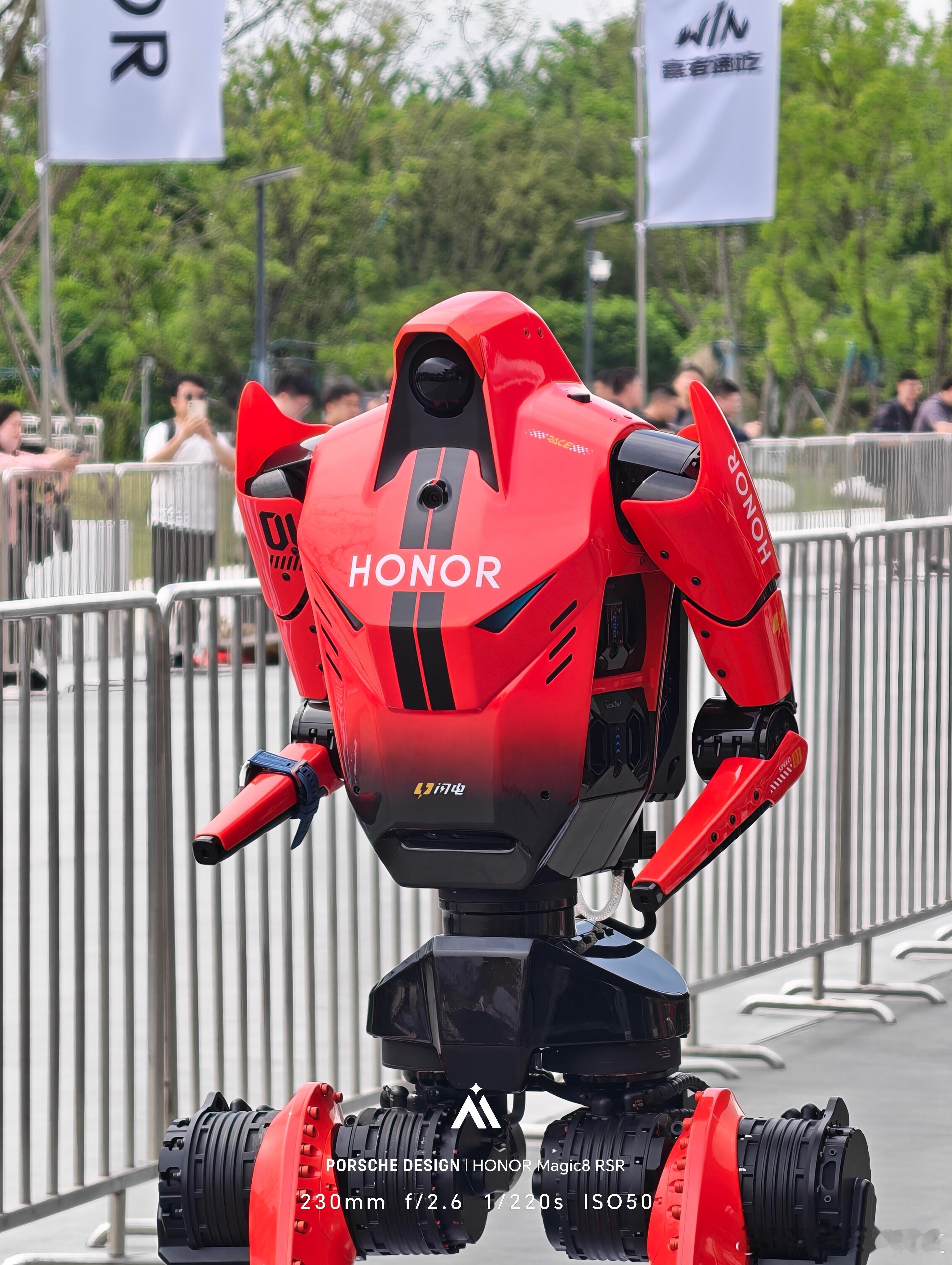 张予曦和荣耀闪电百米赛跑打洲本还得看荣耀WIN 张予曦荣耀WIN游戏本发布会现场