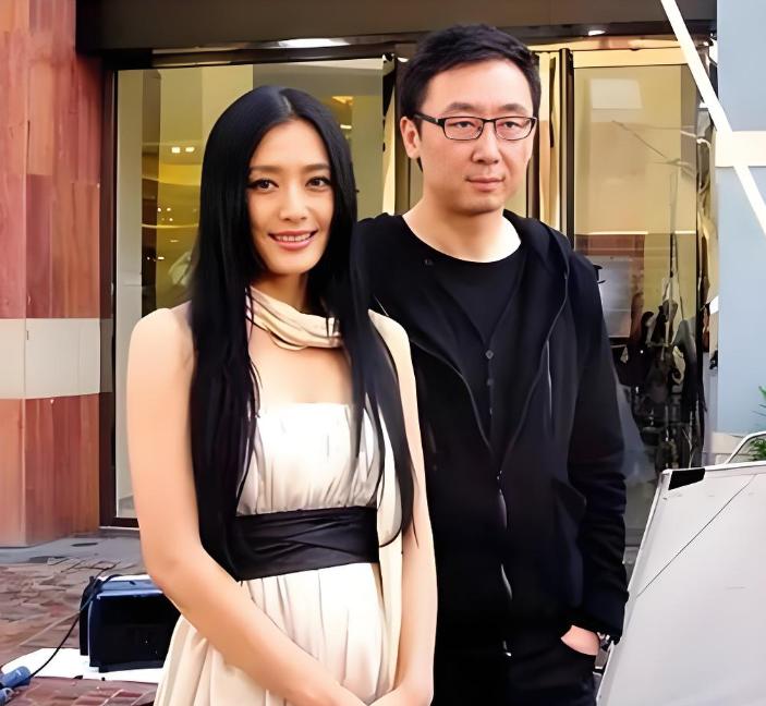 当年，热恋中的陆川多次向女友秦岚求婚，却始终被拒绝，一次，陆川气得扔掉了戒指：你