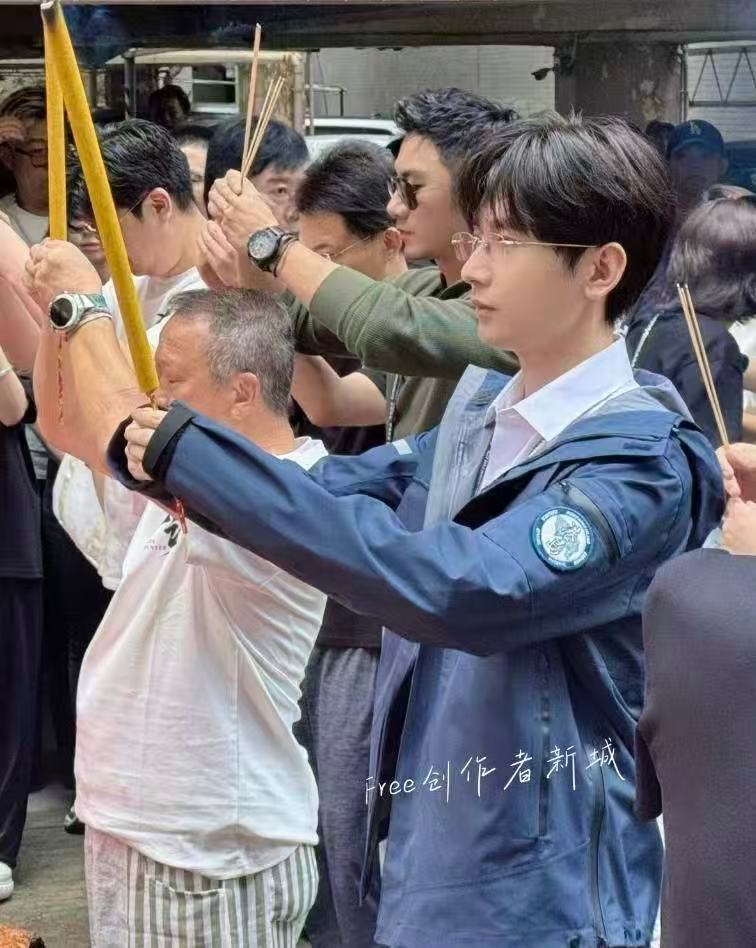 成毅持“大香”原来这么多讲究呢 成毅肖顺尧三搭狩谎