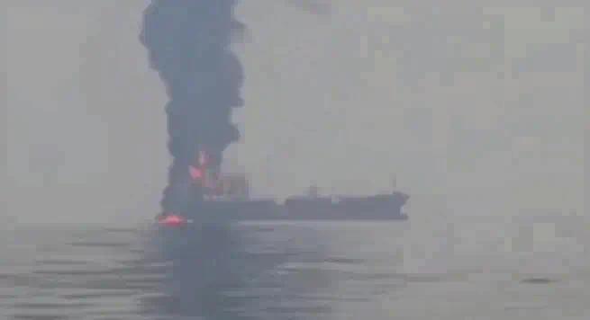 霍尔木兹海峡再起激烈摩擦，伊朗在波斯湾出手打击违规油轮，以此对特朗普政府实施极限