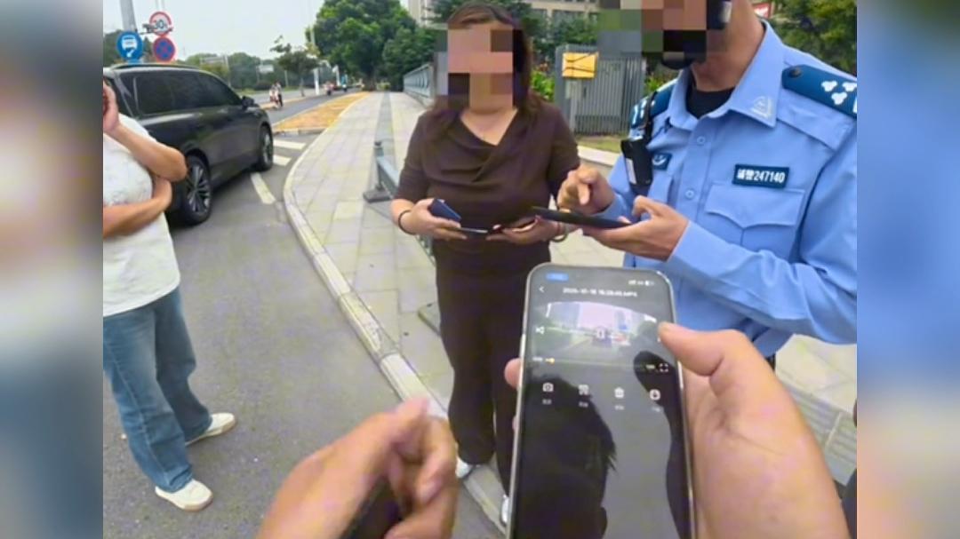 变道被追尾一定后车全责？交警：变道方未留安全距离，全责！
