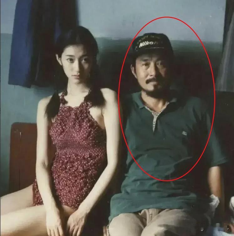 14岁明星旧照流出，网友吵翻天，神秘男孩到底是谁？
今年社交平台上突然冒出一张老