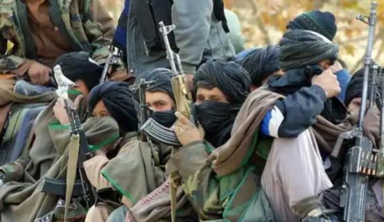 国际上又出了一件揪心的大事，挨着的巴基斯坦和阿富汗，突然就爆发了正面军事冲突，前