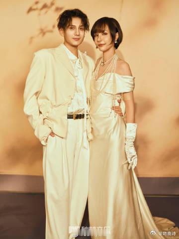 艾热孜巴把光从音综唱到春晚 实力与甜度双在线！艾热孜巴春晚合体演绎《光》，每一个