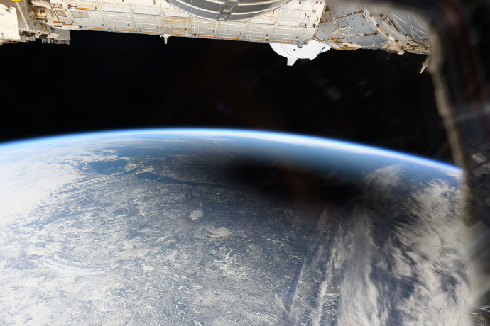 探索宇宙奥秘，见证日食奇观。国际空间站捕捉到的壮观照片，带你领略地球与太阳的神秘