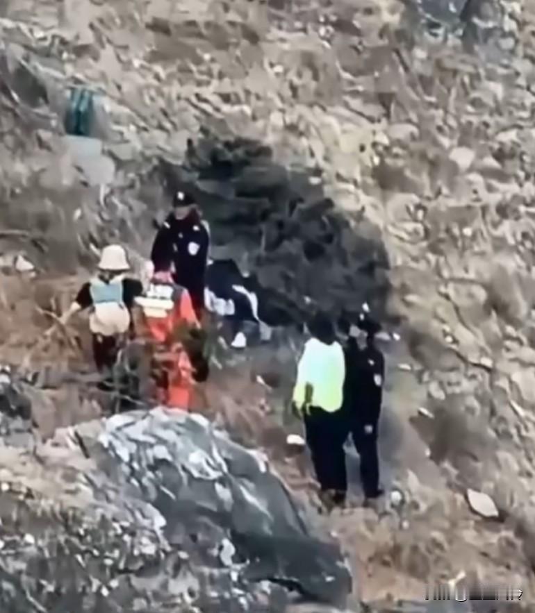 正常人不会带老人小孩去危险性大的地方旅游，老人一般腿脚不利索，小孩子多动尤其小男