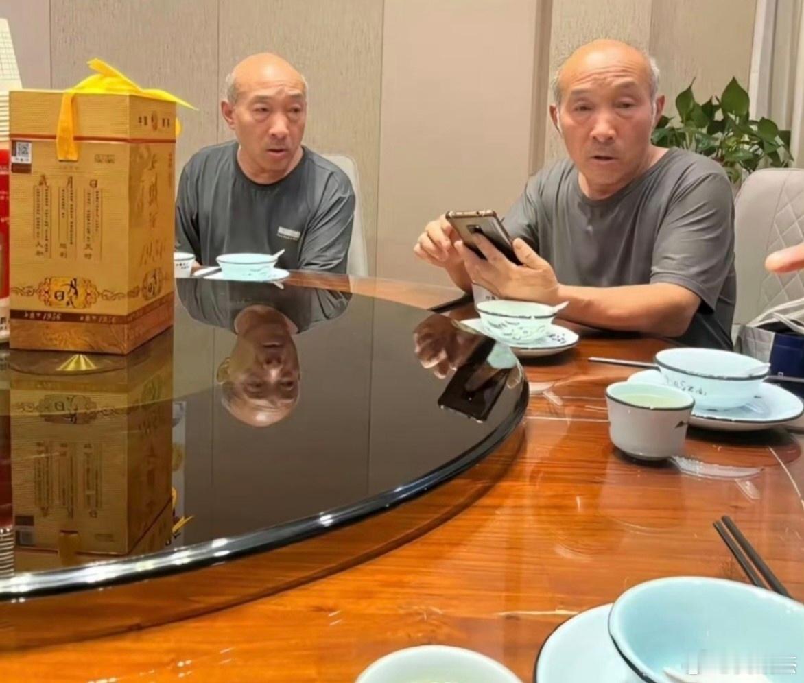 双胞胎老了，样子还是一模一样，你有见过老年双胞胎吗？ 