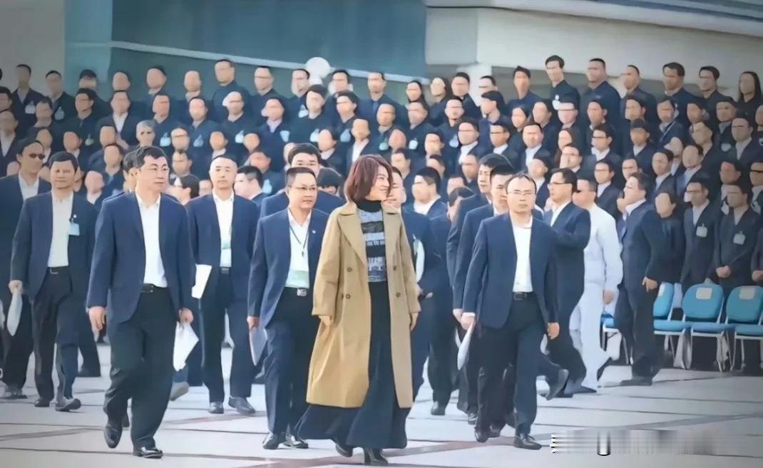 眼珠子瞪大了…[捂脸]
这张照片拍的真不错，也挺有意义的。为什么这么说？女人真顶