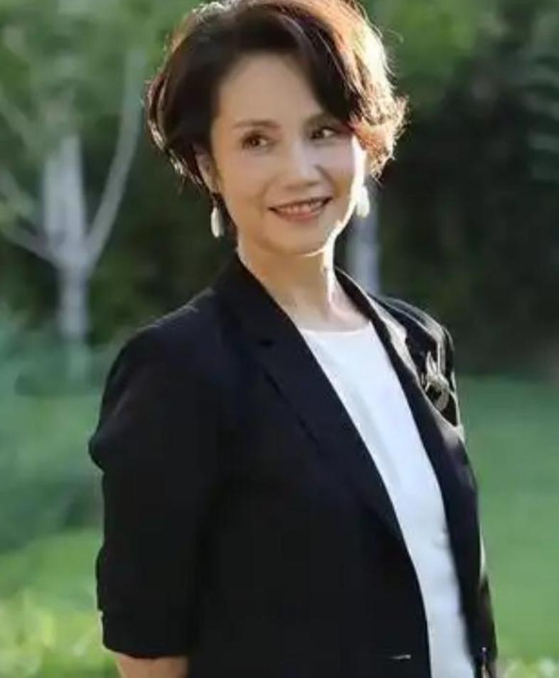 和军人离婚后，她成为央视名嘴，64岁定居北京农村，享受田园生活娱乐 明星