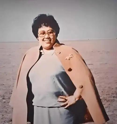 1959年，18岁 陈丽华 嫁给了北京电信系统某高管，生下1子2女后，和平分手。