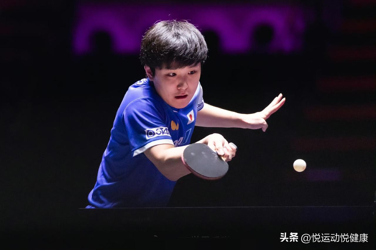 张本智和抗议王皓双标：和我握手不是这样的，我赢了中国队对我黑脸爱搭不理，小弗赢球