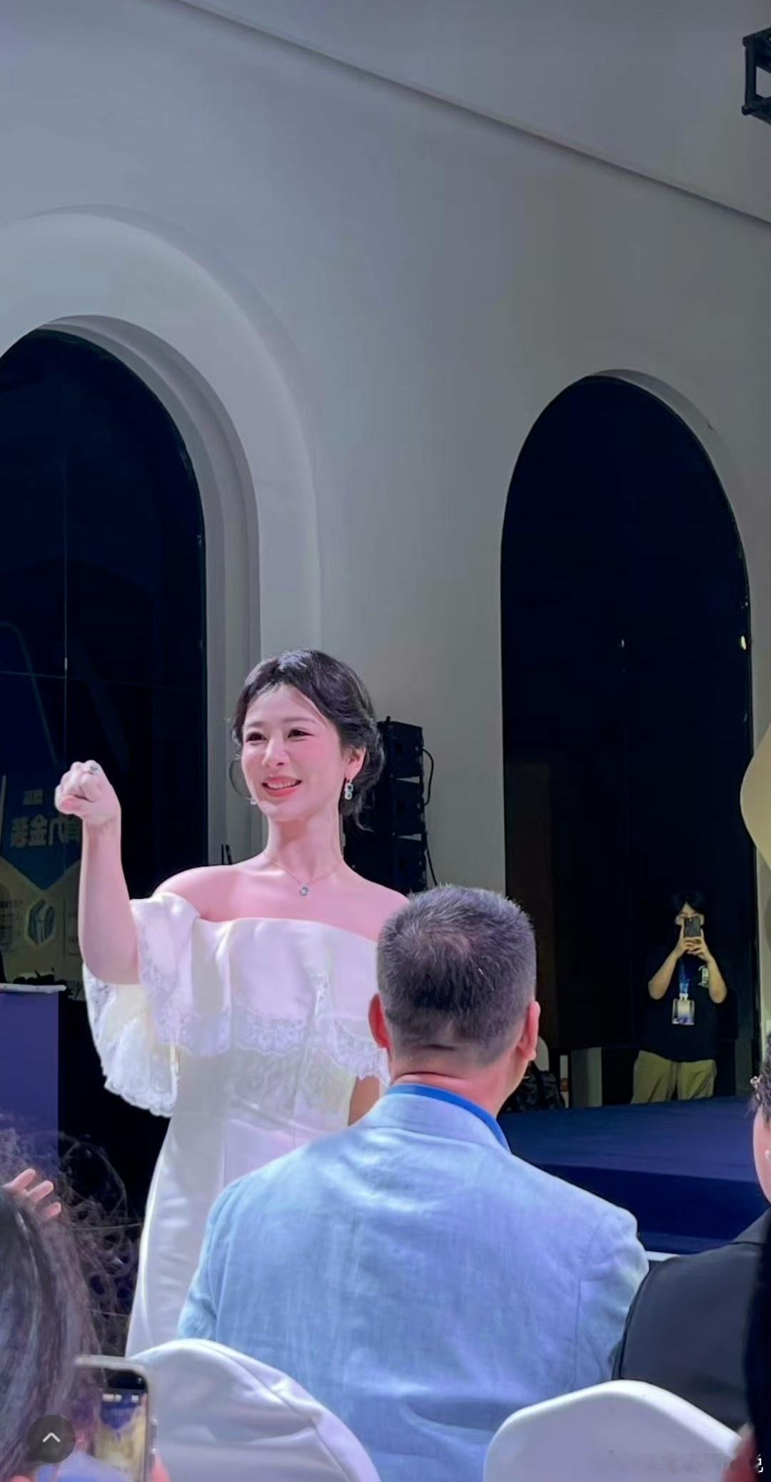 杨紫天鹅颈 杨紫的体态也太好了吧，这个天鹅颈爱了爱了 
