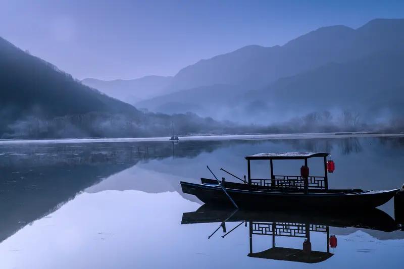 上联：亭空秋霜月渐冷，请你对下联舟远冬雾星自寒。