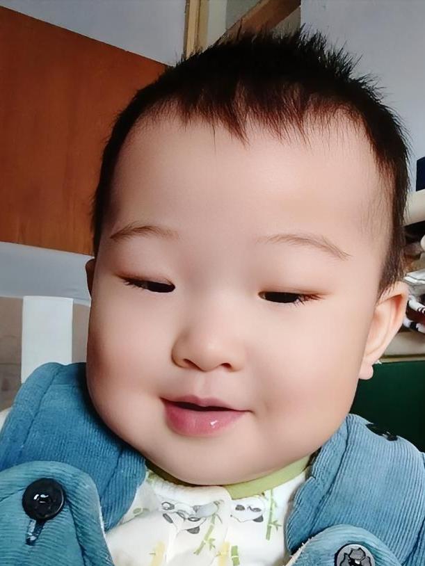 看见好吃的两，两眼放光。