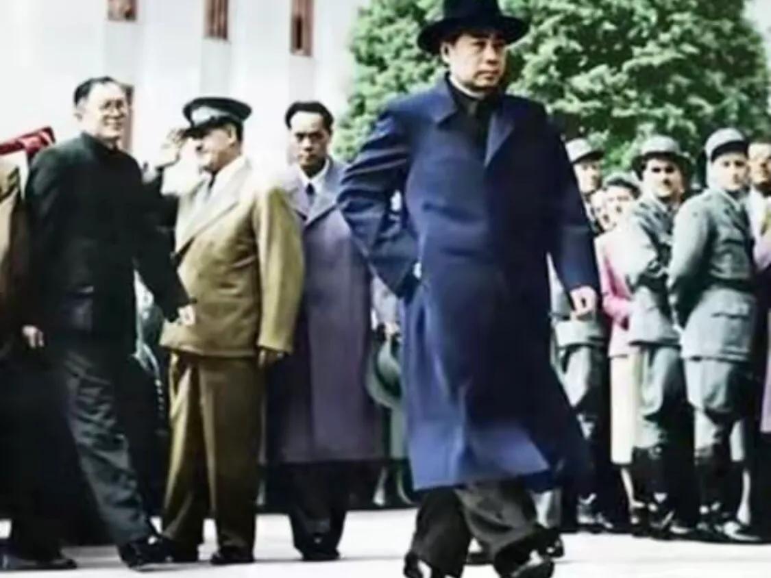 1954年，周总理率中国代表团参加日内瓦会议。这是周总理步入会场的珍贵留影。新中
