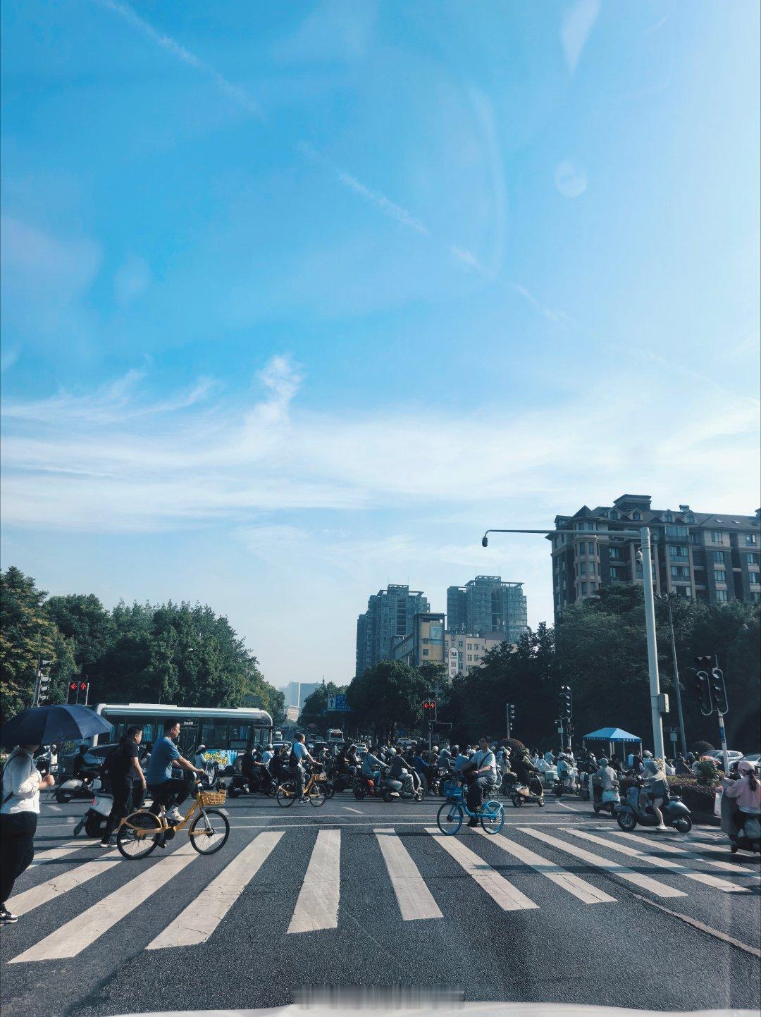 这个路口，红灯一亮，乌泱泱全是骑电动车的，全是上班的。一个个戴着头盔，挤在斑马线