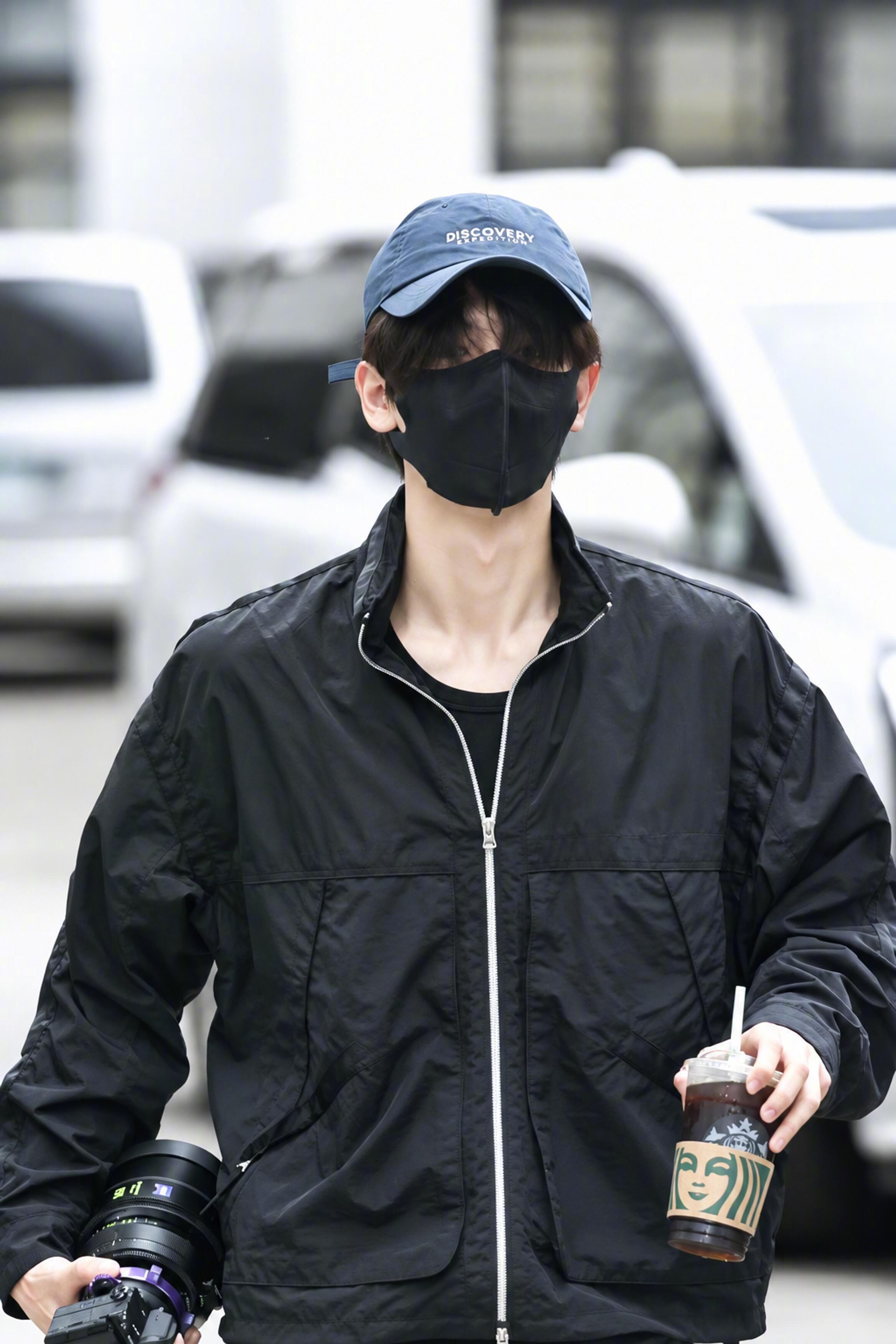 张凌赫清冷感全黑通勤穿搭张凌赫上班路透📸一身黑色工装风套装，雾霾蓝棒球帽作为点