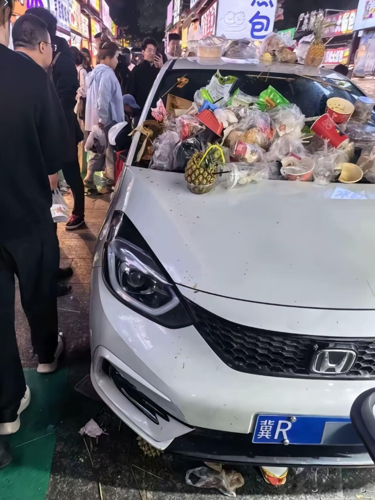 奥迪就能想办法给它弄走，为什么别的车就不行呢！

正定夜市摊的一番操作，把大家都