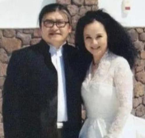 1987年，刘欢对主持人卢璐一见钟情，认识9天后就求婚成功，可是去民政局登记时，