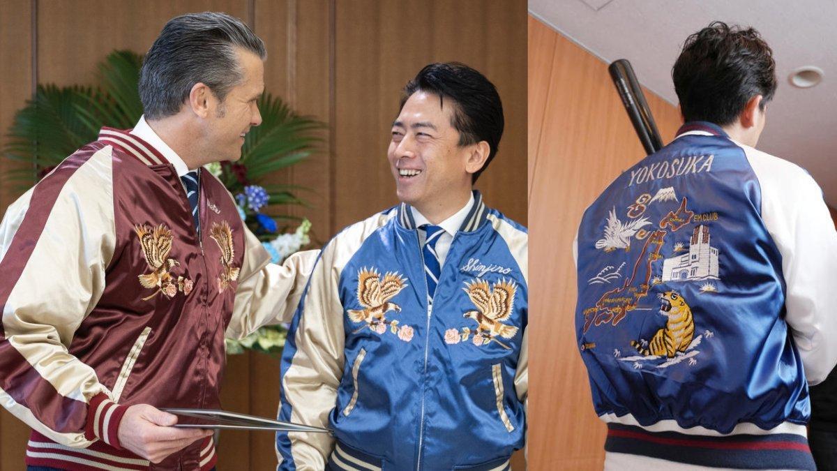 🔻日本防卫大臣小泉进次郎赠予皮特·赫格塞斯一件定制横须贺夹克。🔻小泉长期通过