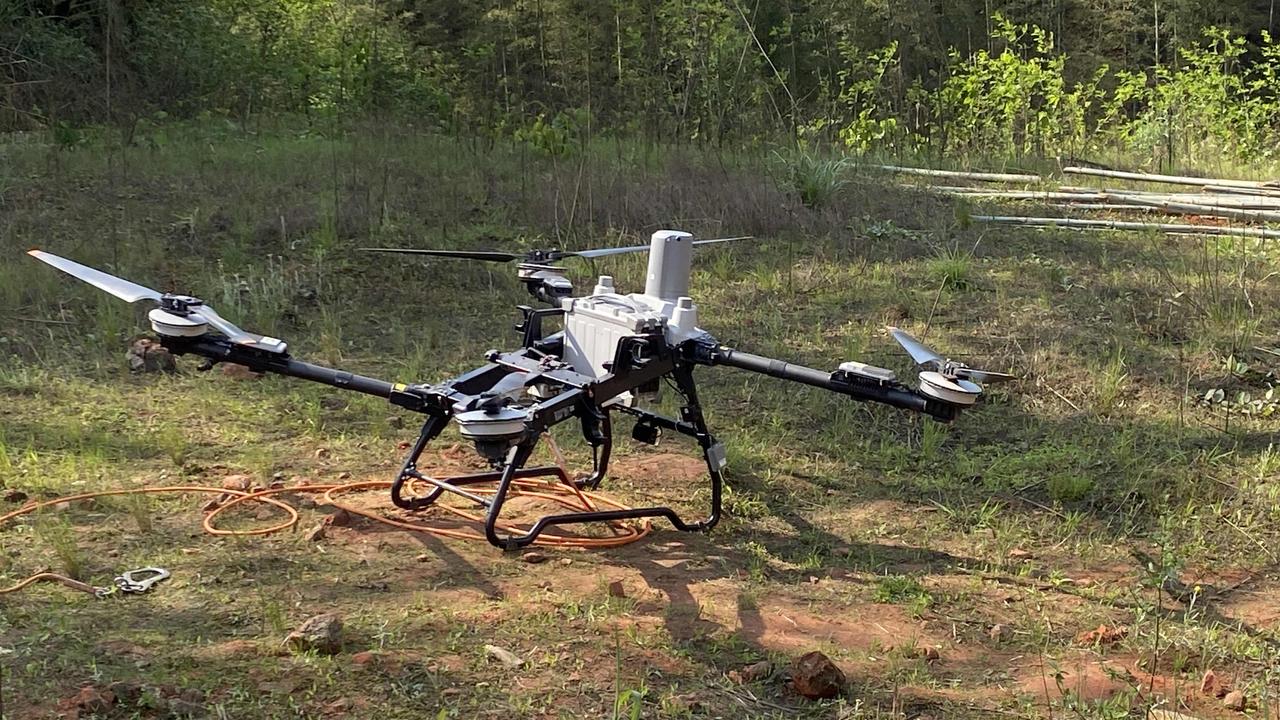 脚下的路，延伸向远方，藏着烟火日常，也载着时代锋芒。从前，长路漫漫，物资辗转靠车