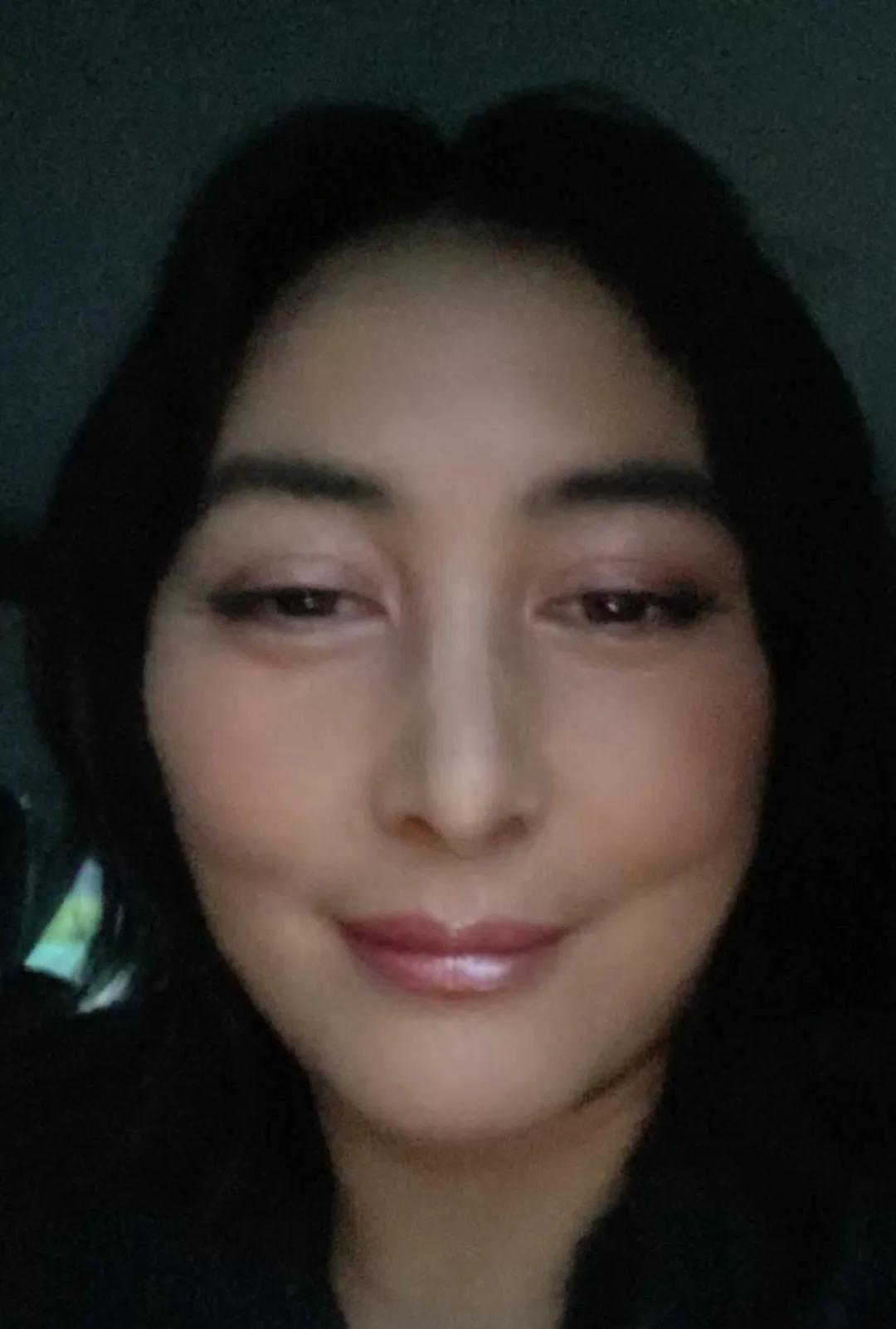 赌王千金何超仪怼脸自拍，双眸里散发着善良，而微笑的时候有自我陶醉感，你感觉怎么样